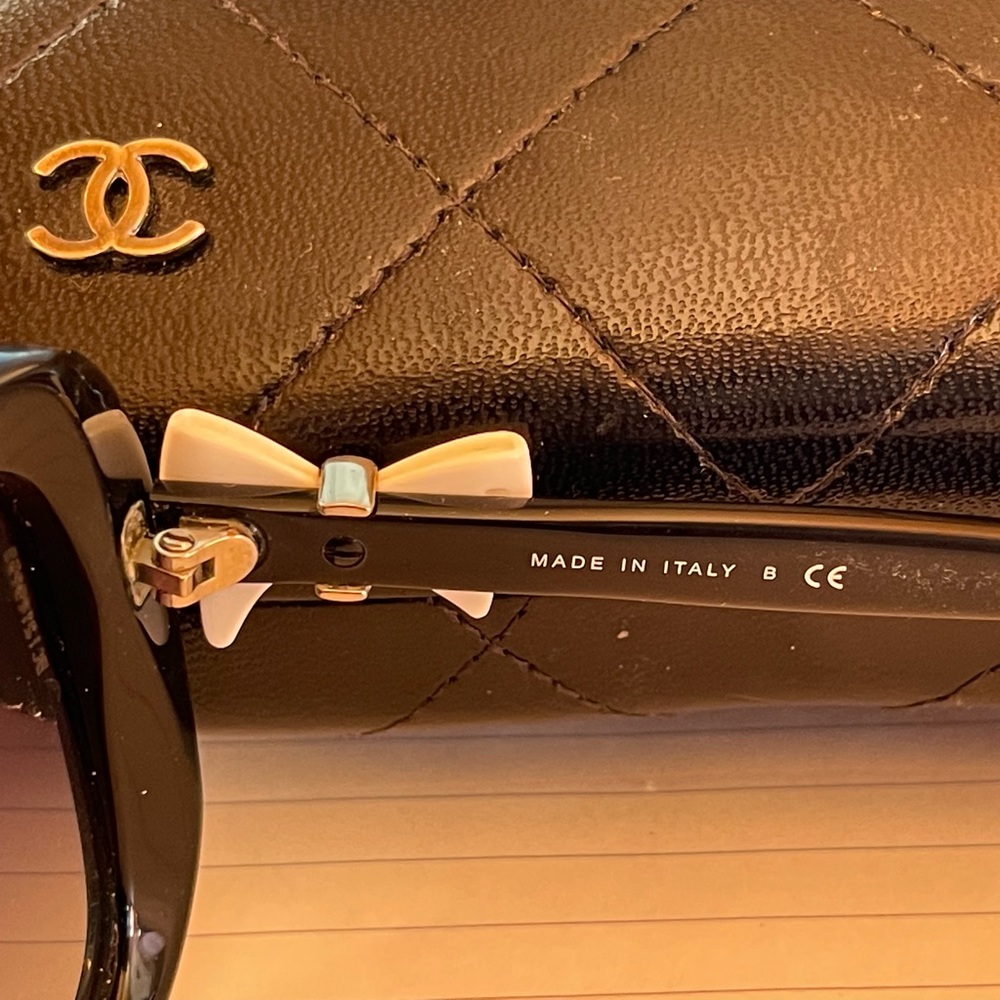 CHANEL - Picture 7 of 8